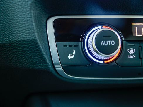 Used 2025 Audi Q3 2.0T Premium w/ Convenience Package AWD/4WD image 28