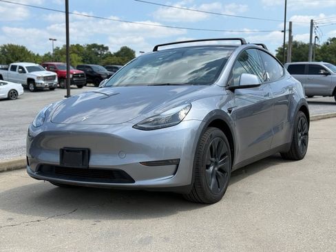 Used 2024 Tesla Model Y Long Range AWD/4WD image 25