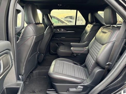 Used 2025 Ford Explorer ST-Line w/ Premium Package image 9