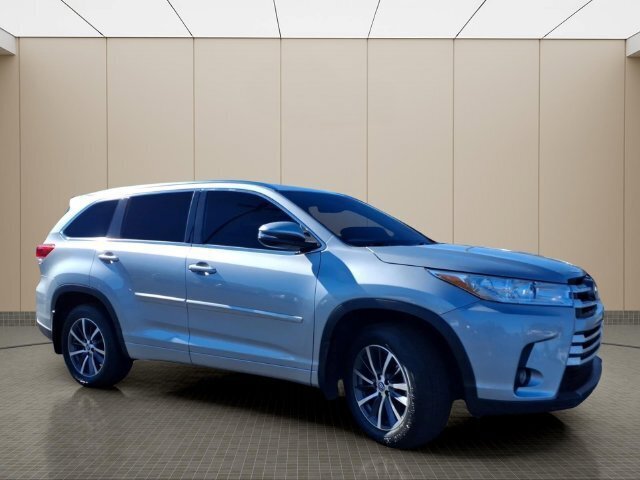 Used 2017 Toyota Highlander XLE AWD/4WD image 4