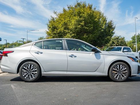 Used 2025 Nissan Altima 2.5 SV FWD image 3
