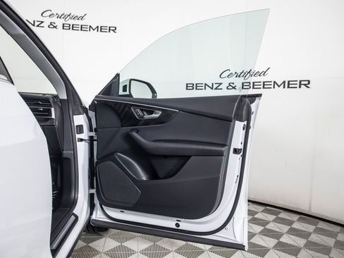 Used 2023 Audi Q8 Premium image 22