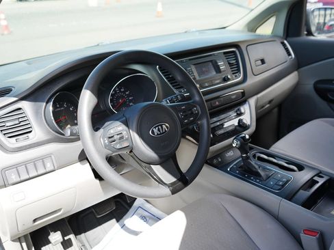 Used 2016 Kia Sedona LX w/ Option Group 020 FWD image 8