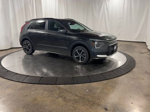 Certified 2025 Kia Niro EX image 2