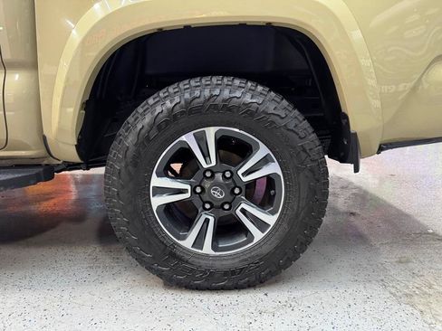 Used 2017 Toyota Tacoma TRD Sport AWD/4WD image 25