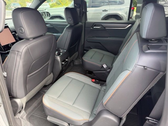 Used 2025 GMC Acadia AT4 AWD/4WD image 4