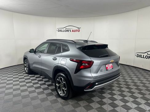 Used 2025 Chevrolet Trax LT w/ LT Convenience Package image 4