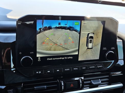 Used 2025 Nissan Pathfinder SL image 16