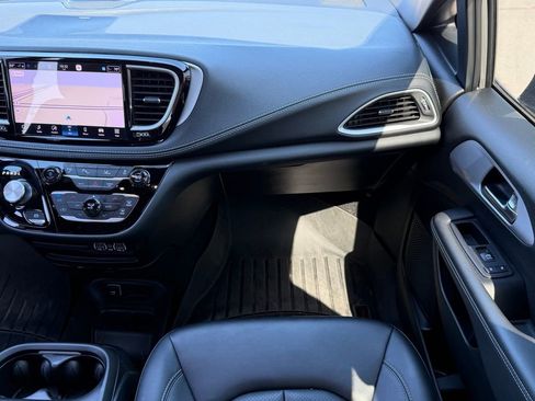 Used 2024 Chrysler Pacifica Select image 13