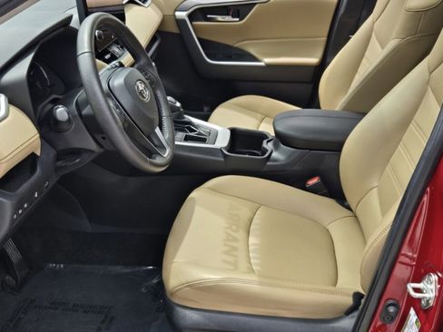 Used 2023 Toyota RAV4 XLE Premium FWD image 7