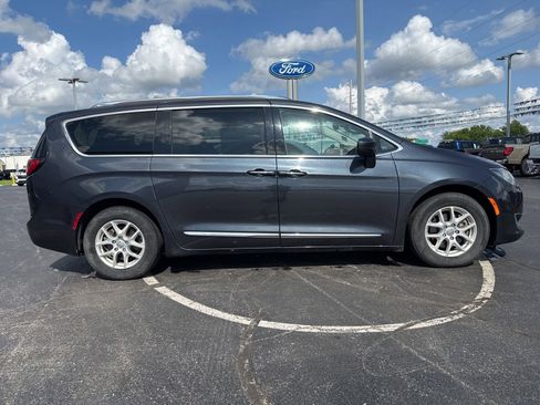 Used 2020 Chrysler Pacifica Touring-L FWD image 4