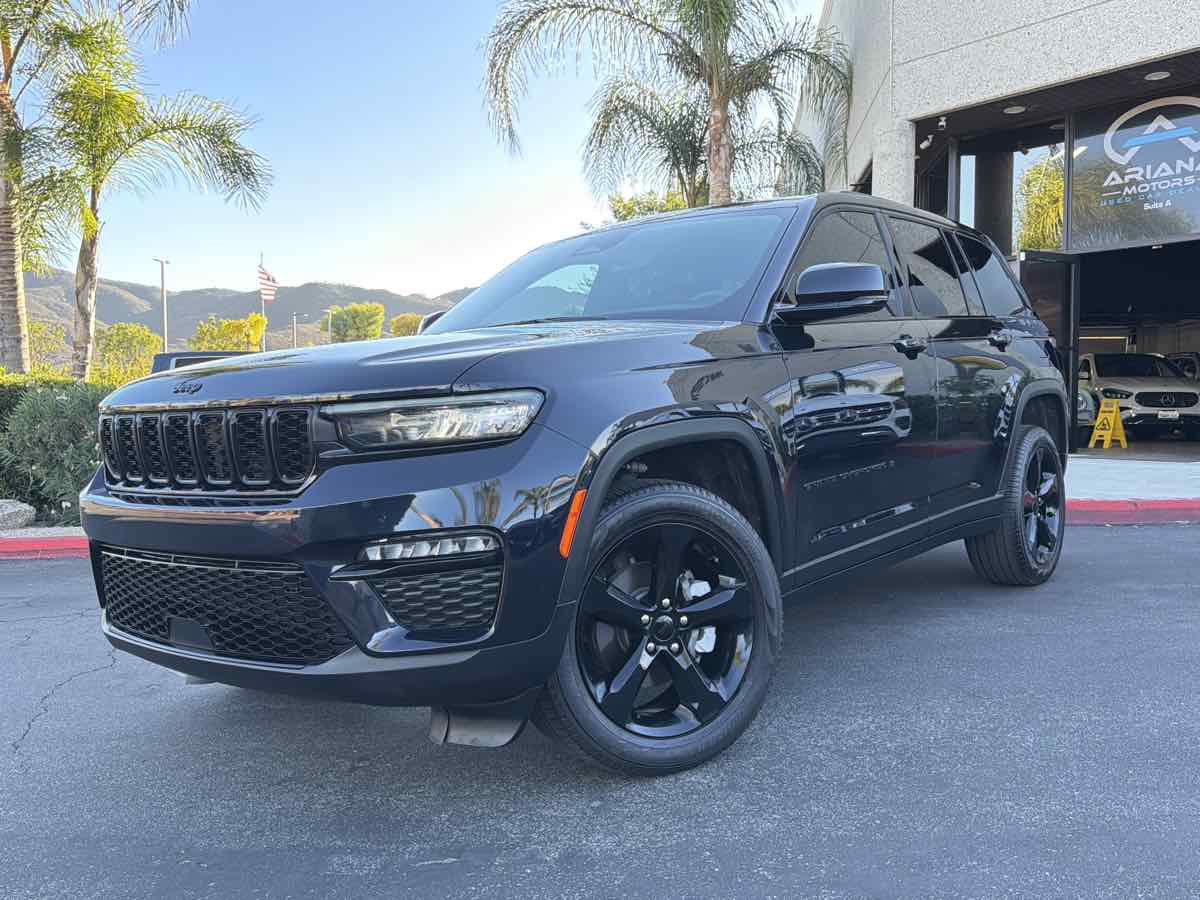Used 2024 Jeep Grand Cherokee Limited w/ Black Appearance Package RWD image 13