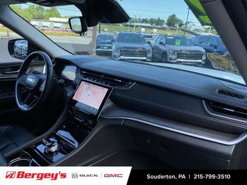 Used 2022 Jeep Grand Cherokee Limited AWD/4WD image 32