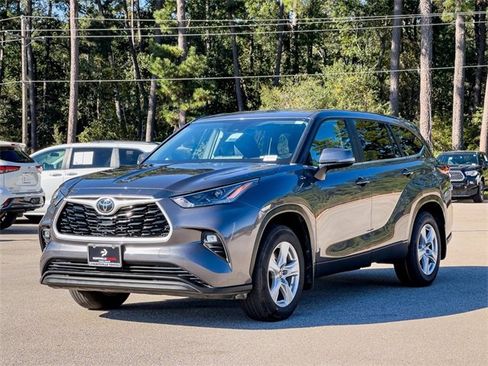Used 2024 Toyota Highlander LE image 4