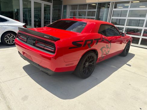 Used 2015 Dodge Challenger SRT Hellcat RWD image 4