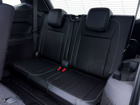 Used 2024 Volkswagen Tiguan SE R-Line FWD image 37