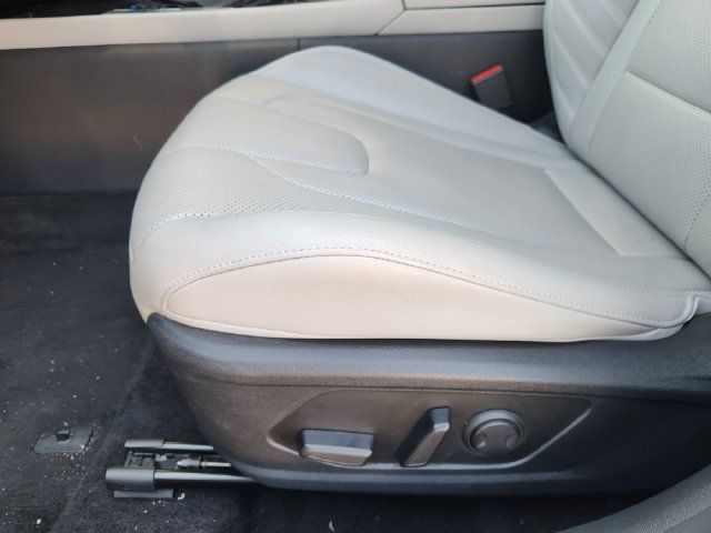 Used 2025 Hyundai Elantra Limited FWD image 23
