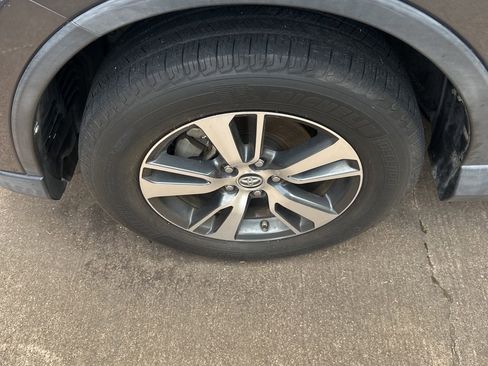 Used 2016 Toyota RAV4 XLE FWD image 2