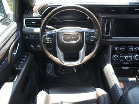 Used 2022 GMC Yukon XL Denali RWD image 5