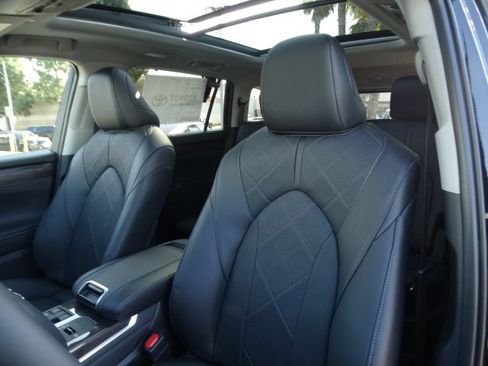 New 2026 Toyota Highlander Platinum AWD/4WD image 11