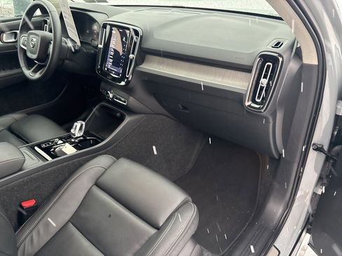 Certified 2025 Volvo XC40 B5 Plus image 40