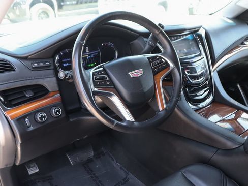 Used 2017 Cadillac Escalade Luxury AWD/4WD image 25
