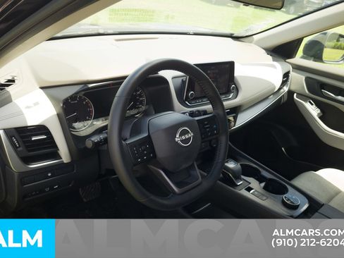 Used 2025 Nissan Rogue SV AWD/4WD image 5