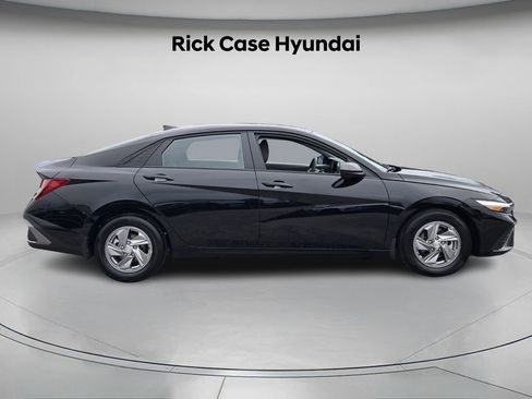Certified 2025 Hyundai Elantra SE image 4