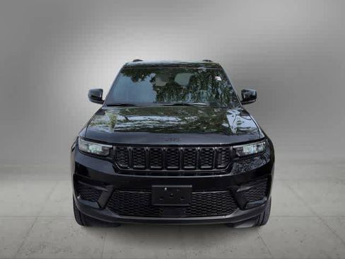 Used 2023 Jeep Grand Cherokee Altitude AWD/4WD image 3