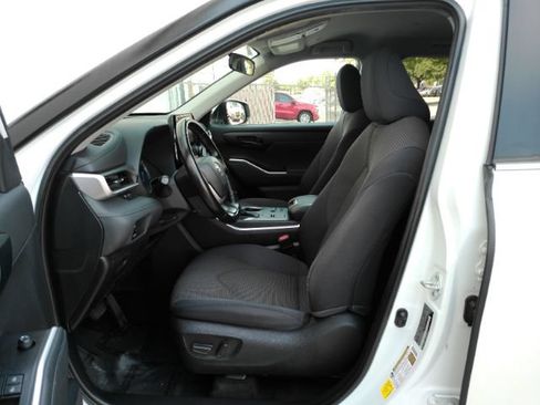 Used 2023 Toyota Highlander LE FWD image 14