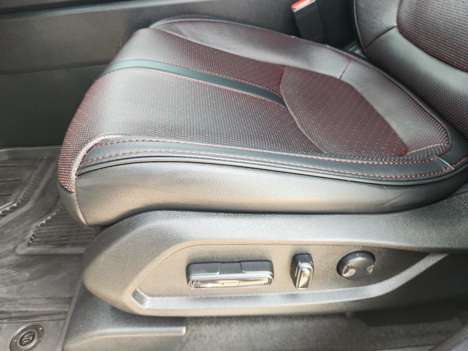 Used 2025 Honda Pilot Black Edition image 24