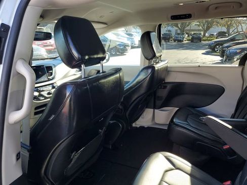 Used 2024 Chrysler Pacifica Touring-L image 9