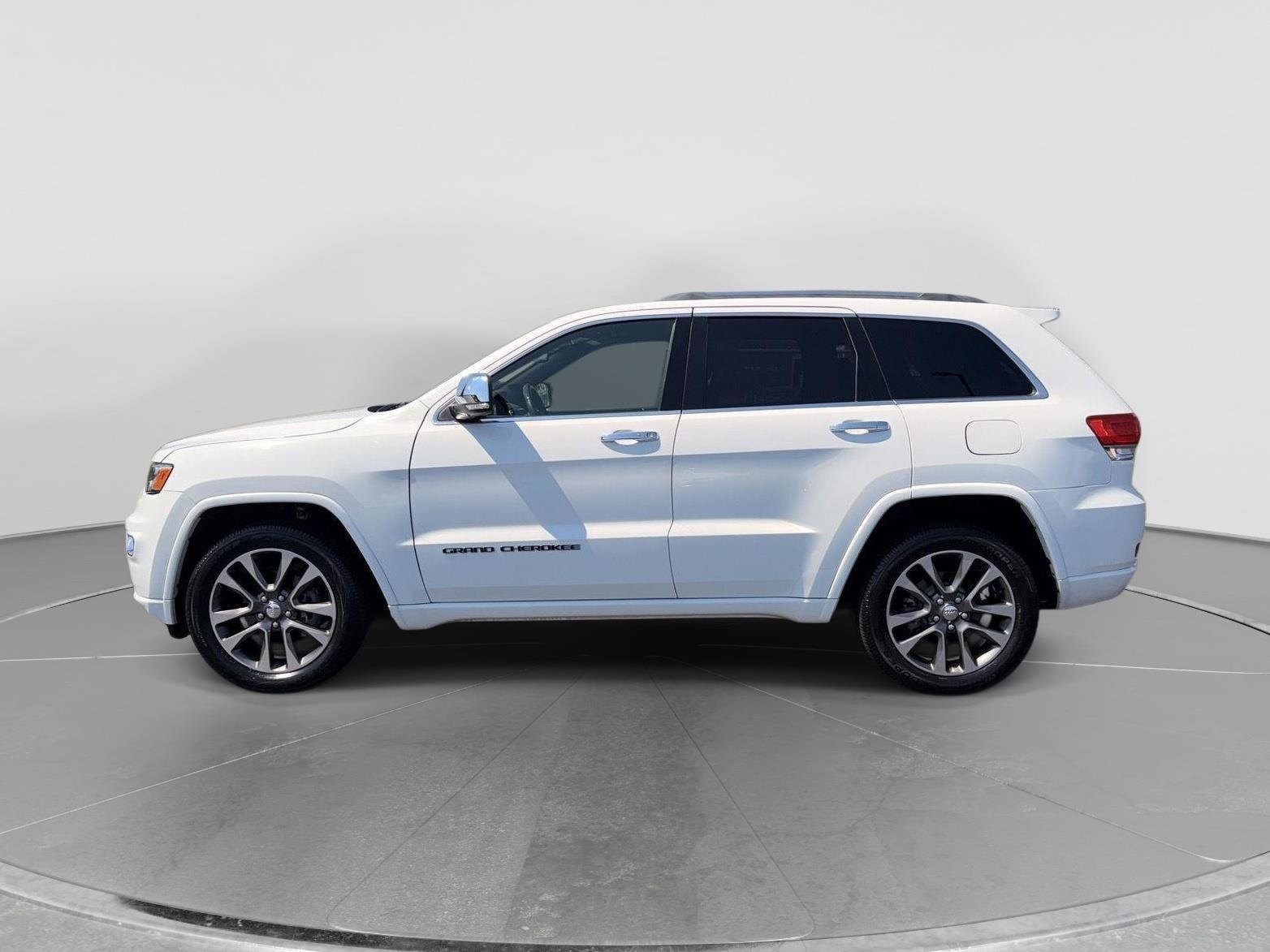 Used 2018 Jeep Grand Cherokee Overland w/ Trailer Tow Group IV RWD image 2