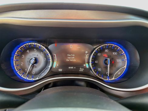 Used 2024 Chrysler Pacifica Touring-L FWD image 19