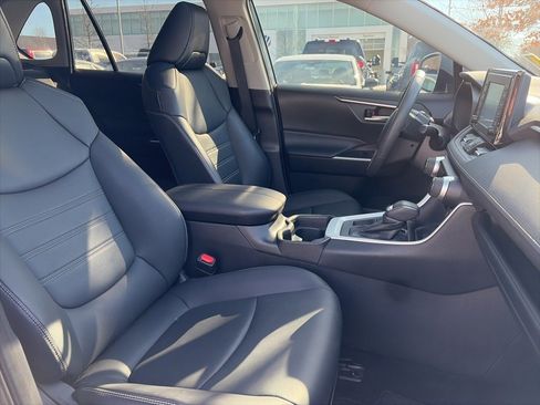 Used 2021 Toyota RAV4 XLE Premium image 29