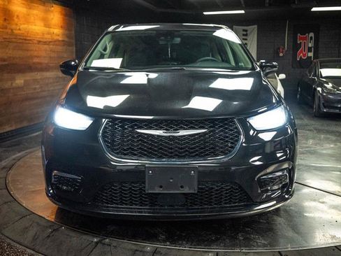 Used 2023 Chrysler Pacifica Touring-L image 4