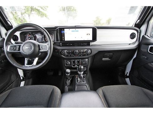 Used 2024 Jeep Wrangler Unlimited Sahara AWD/4WD image 9