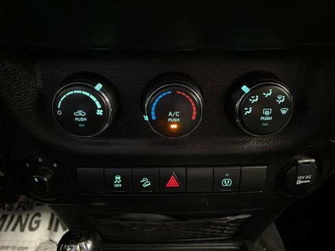 Used 2016 Jeep Wrangler Unlimited Sahara w/ Connectivity Group AWD/4WD image 22