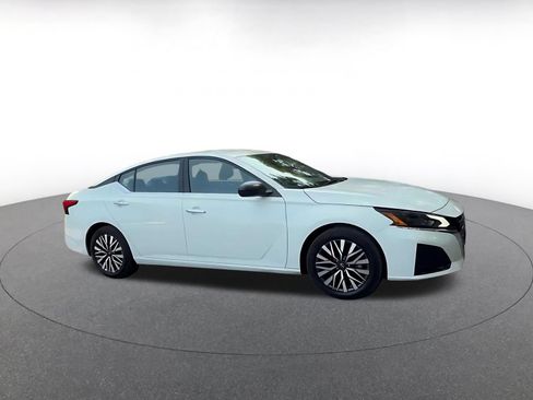 Used 2025 Nissan Altima 2.5 SV FWD image 2