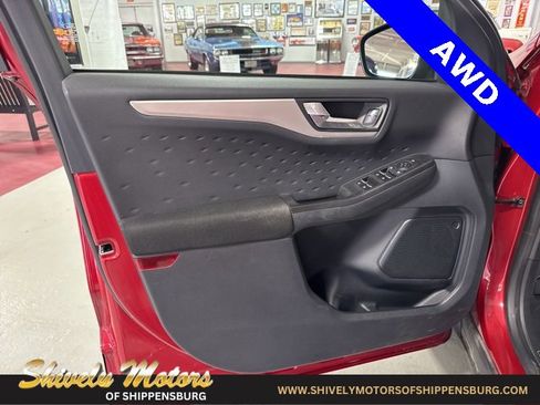 Used 2020 Ford Escape SE image 12