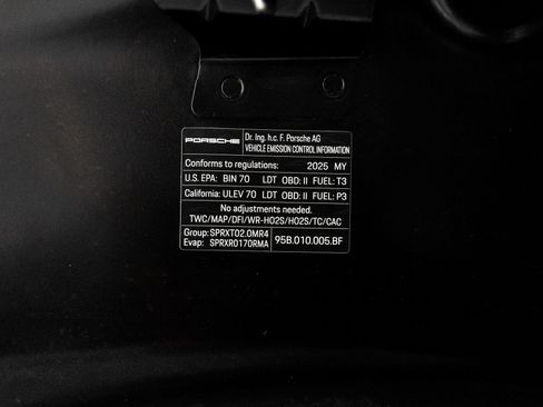 Certified 2025 Porsche Macan AWD/4WD image 40
