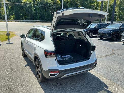 New 2025 Volkswagen Taos SEL image 13