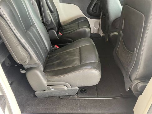 Used 2016 Chrysler Town & Country Touring image 26