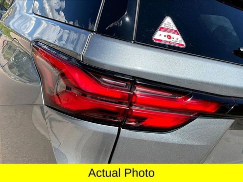 Used 2023 Chevrolet Traverse LT image 33