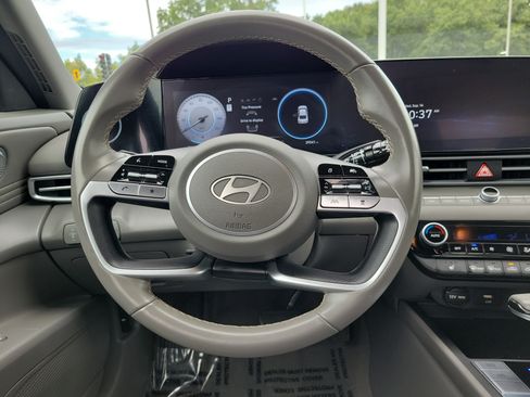 Used 2025 Hyundai Elantra SEL FWD image 15