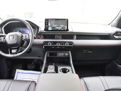 Certified 2025 Honda Pilot Black Edition image 31