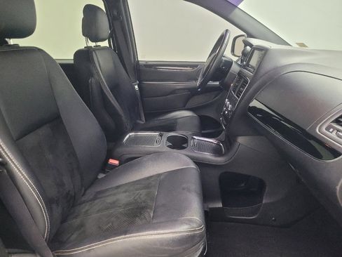 Used 2016 Dodge Grand Caravan SXT image 21