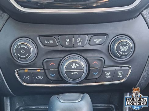 Used 2022 Jeep Cherokee Limited image 24