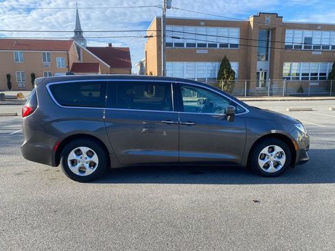 Used 2018 Chrysler Pacifica Touring Plus image 4