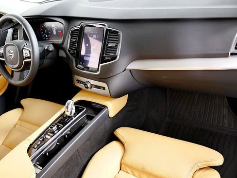 Used 2016 Volvo XC90 T8 Momentum w/ Vision Package image 25